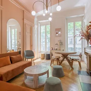https://hamac-suites-pink-suite-idal-couple.hotels-rhonealpes.com